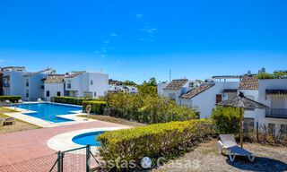 Lujoso apartamento de 3 dormitorios con jardín en venta rodeado de campos de golf en Benahavis - Marbella 773654 