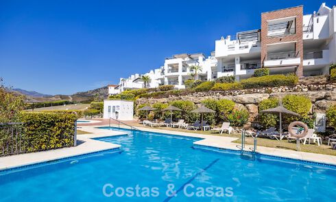 Lujoso apartamento de 3 dormitorios con jardín en venta rodeado de campos de golf en Benahavis - Marbella 773655