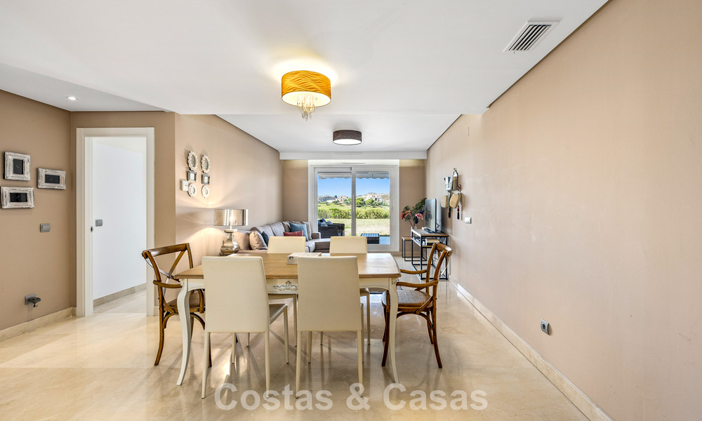 Lujoso apartamento de 3 dormitorios con jardín en venta rodeado de campos de golf en Benahavis - Marbella 773658