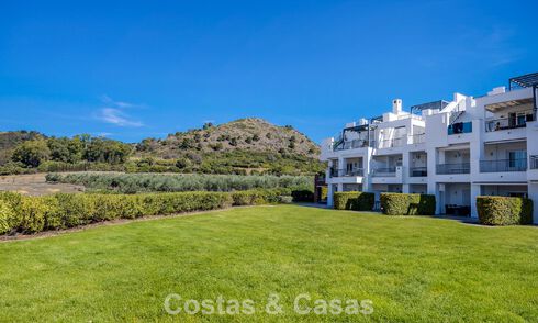 Lujoso apartamento de 3 dormitorios con jardín en venta rodeado de campos de golf en Benahavis - Marbella 773678