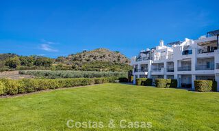 Lujoso apartamento de 3 dormitorios con jardín en venta rodeado de campos de golf en Benahavis - Marbella 773678 