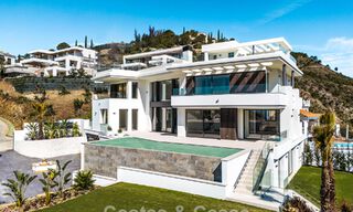 Nueva villa de lujo con vistas al mar en venta en una urbanización segura en La Quinta, Marbella - Benahavis 773684 