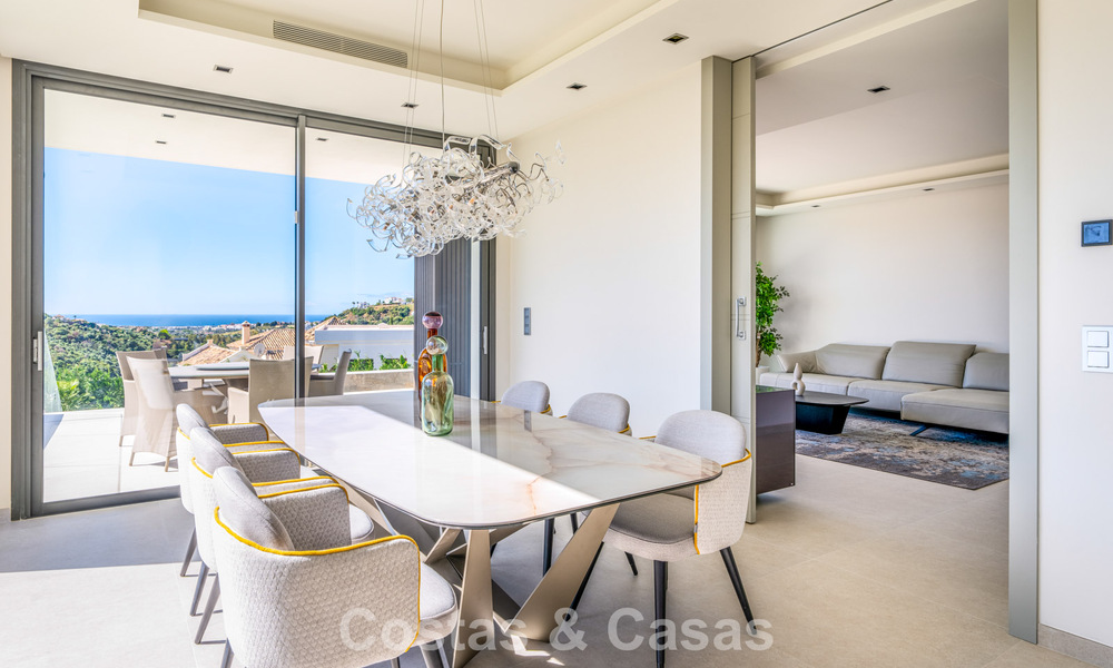 Nueva villa de lujo con vistas al mar en venta en una urbanización segura en La Quinta, Marbella - Benahavis 773686