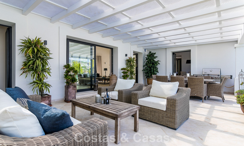 Villa de lujo con diseño mediterráneo atemporal en venta en una cotizada zona de golf de Nueva Andalucía, Marbella 773704