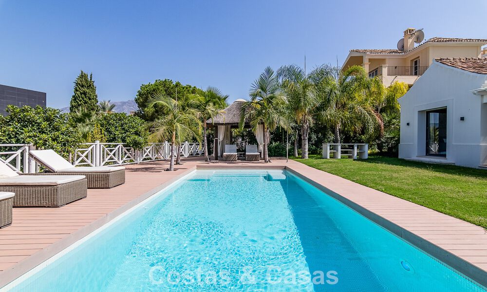 Villa de lujo con diseño mediterráneo atemporal en venta en una cotizada zona de golf de Nueva Andalucía, Marbella 773707