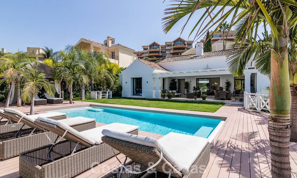 Villa de lujo con diseño mediterráneo atemporal en venta en una cotizada zona de golf de Nueva Andalucía, Marbella 773711