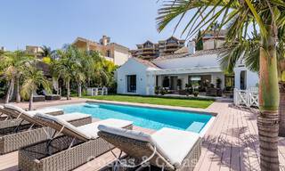 Villa de lujo con diseño mediterráneo atemporal en venta en una cotizada zona de golf de Nueva Andalucía, Marbella 773711 