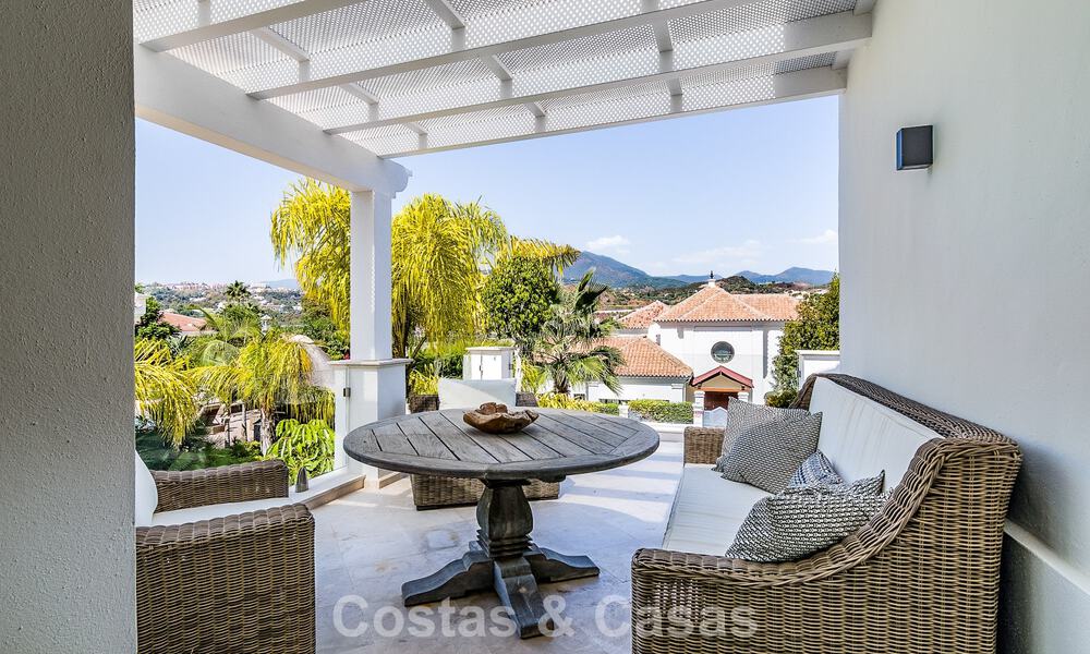 Villa de lujo con diseño mediterráneo atemporal en venta en una cotizada zona de golf de Nueva Andalucía, Marbella 773717