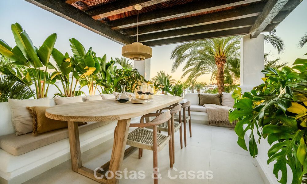 Ático de lujo listo para entrar a vivir en venta en un complejo de playa exclusivo a poca distancia del centro de Estepona 773735