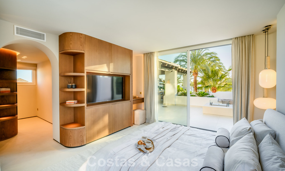 Ático de lujo listo para entrar a vivir en venta en un complejo de playa exclusivo a poca distancia del centro de Estepona 773739