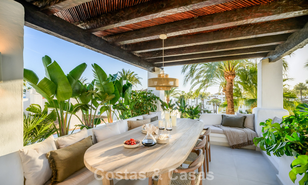 Ático de lujo listo para entrar a vivir en venta en un complejo de playa exclusivo a poca distancia del centro de Estepona 773740