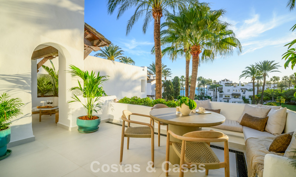 Ático de lujo listo para entrar a vivir en venta en un complejo de playa exclusivo a poca distancia del centro de Estepona 773742