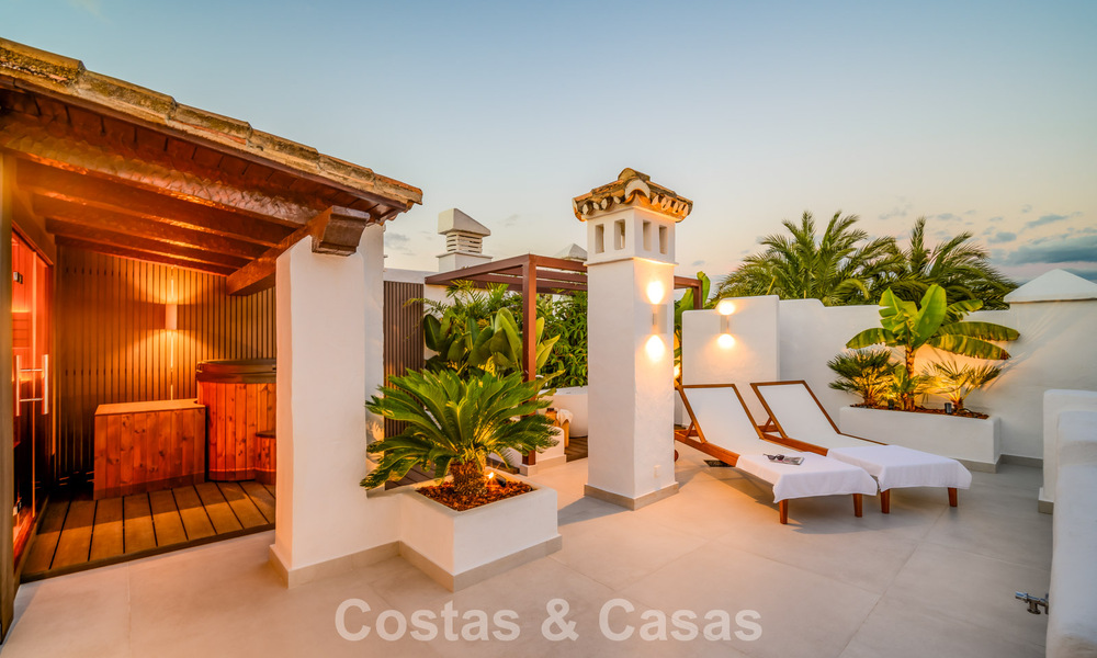 Ático de lujo listo para entrar a vivir en venta en un complejo de playa exclusivo a poca distancia del centro de Estepona 773744