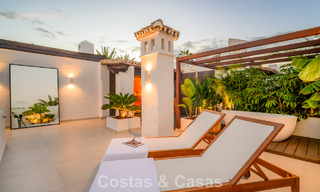 Ático de lujo listo para entrar a vivir en venta en un complejo de playa exclusivo a poca distancia del centro de Estepona 773745 