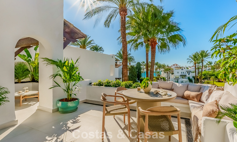 Ático de lujo listo para entrar a vivir en venta en un complejo de playa exclusivo a poca distancia del centro de Estepona 773760