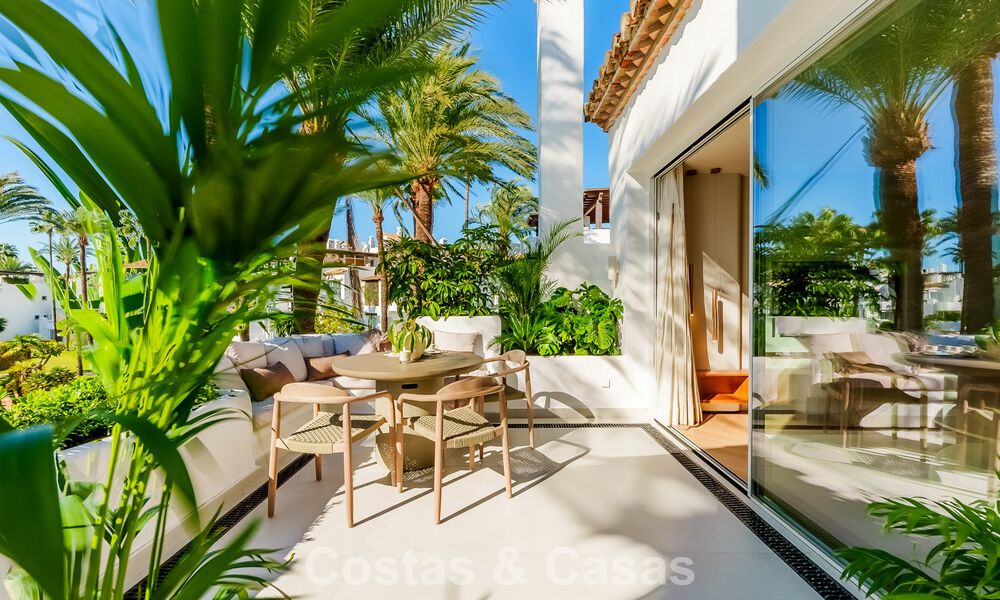 Ático de lujo listo para entrar a vivir en venta en un complejo de playa exclusivo a poca distancia del centro de Estepona 773761