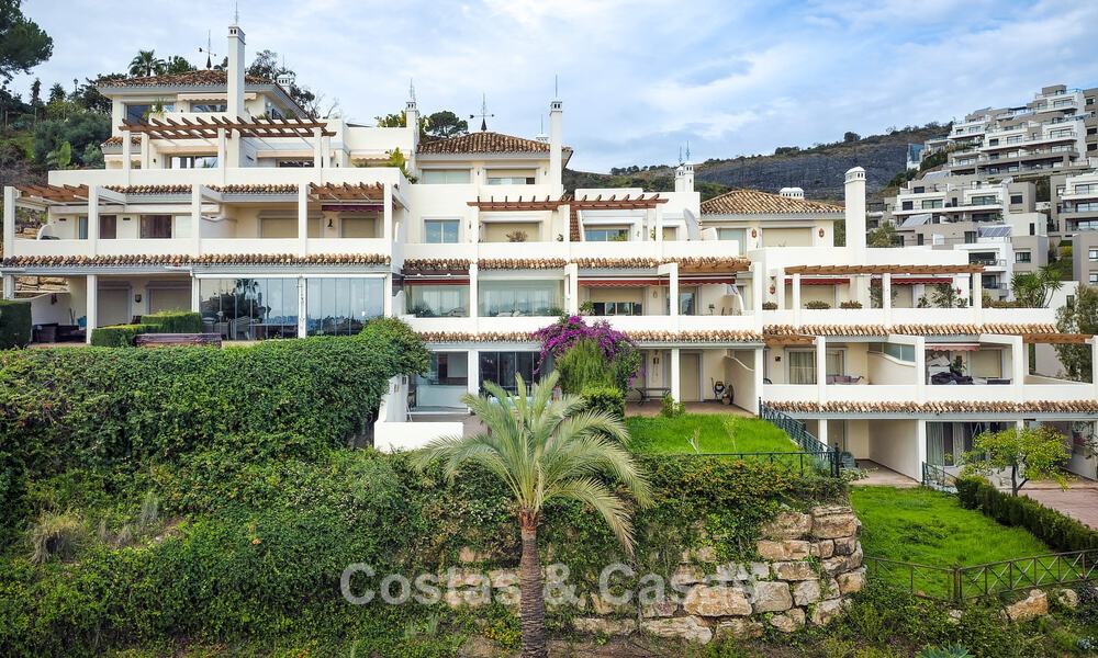 Apartamento de lujo renovado en venta con vistas panorámicas al mar en el valle del golf de Nueva Andalucía, Marbella 773772