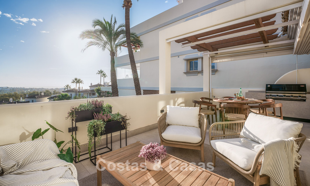 Apartamento de lujo renovado en venta con vistas panorámicas al mar en el valle del golf de Nueva Andalucía, Marbella 773785