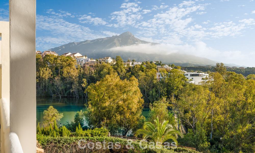 Apartamento de lujo renovado en venta con vistas panorámicas al mar en el valle del golf de Nueva Andalucía, Marbella 773788