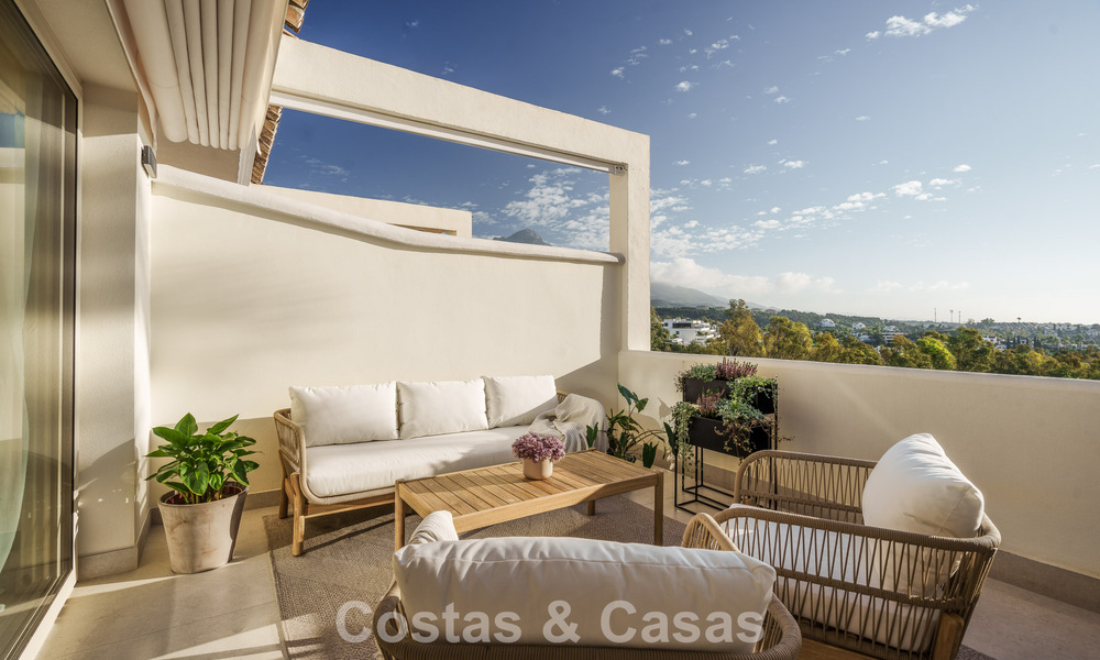 Apartamento de lujo renovado en venta con vistas panorámicas al mar en el valle del golf de Nueva Andalucía, Marbella 773790