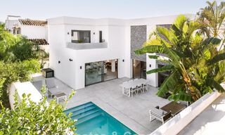 Villa modernista de lujo en venta a poca distancia de todos los servicios en la prestigiosa Milla de Oro de Marbella 773895 