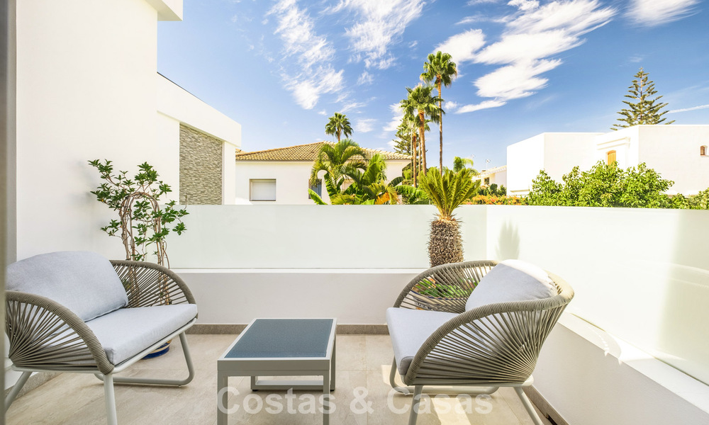 Villa modernista de lujo en venta a poca distancia de todos los servicios en la prestigiosa Milla de Oro de Marbella 773897