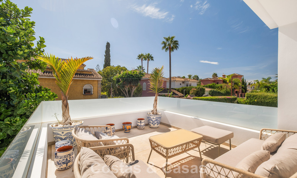 Villa modernista de lujo en venta a poca distancia de todos los servicios en la prestigiosa Milla de Oro de Marbella 773904