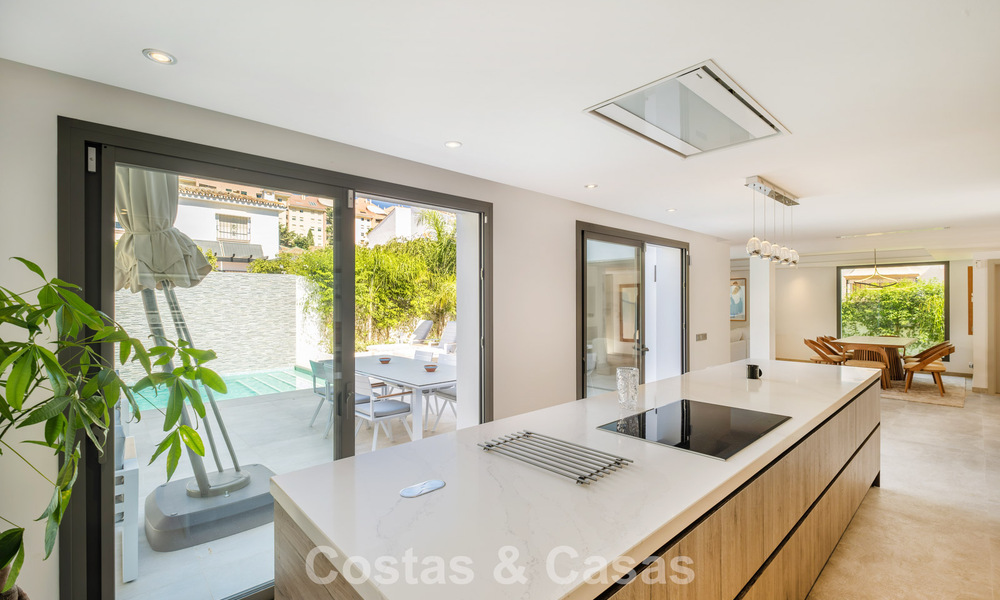 Villa modernista de lujo en venta a poca distancia de todos los servicios en la prestigiosa Milla de Oro de Marbella 773911