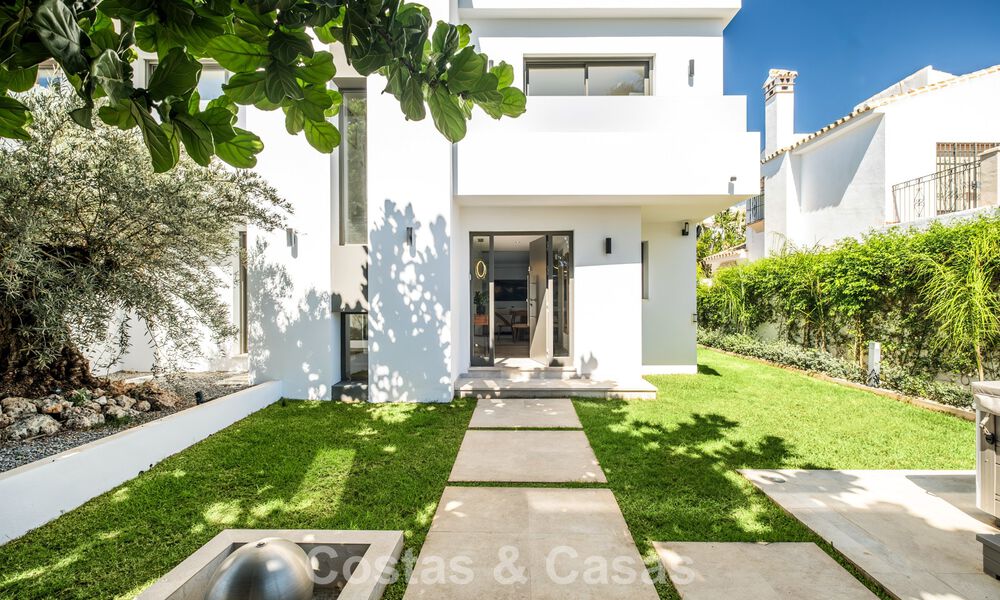 Villa modernista de lujo en venta a poca distancia de todos los servicios en la prestigiosa Milla de Oro de Marbella 773917