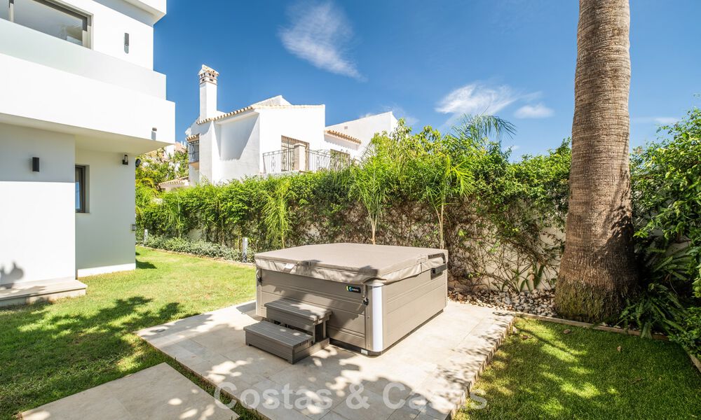 Villa modernista de lujo en venta a poca distancia de todos los servicios en la prestigiosa Milla de Oro de Marbella 773918