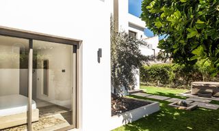 Villa modernista de lujo en venta a poca distancia de todos los servicios en la prestigiosa Milla de Oro de Marbella 773920 