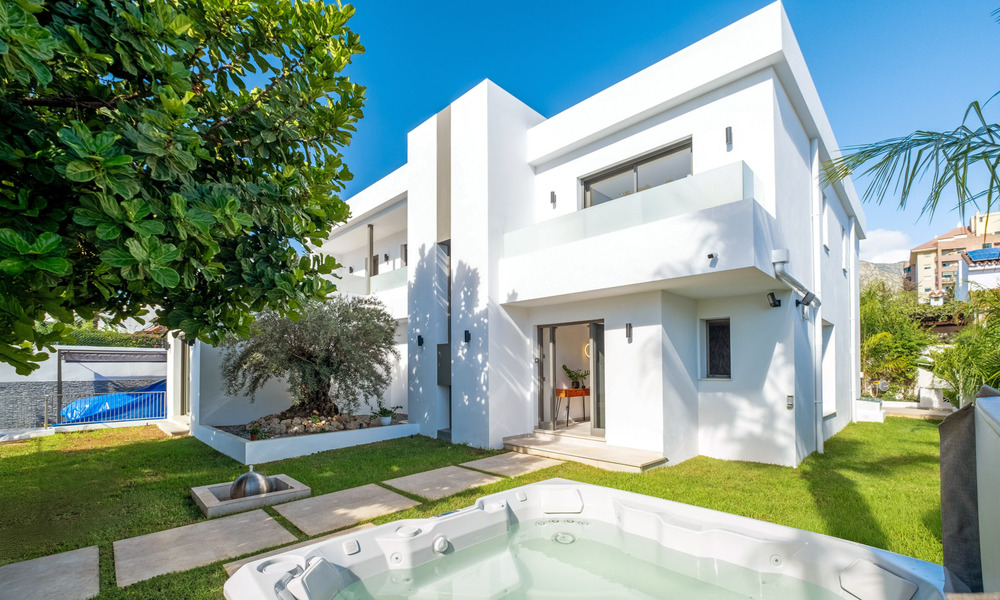 Villa modernista de lujo en venta a poca distancia de todos los servicios en la prestigiosa Milla de Oro de Marbella 773929