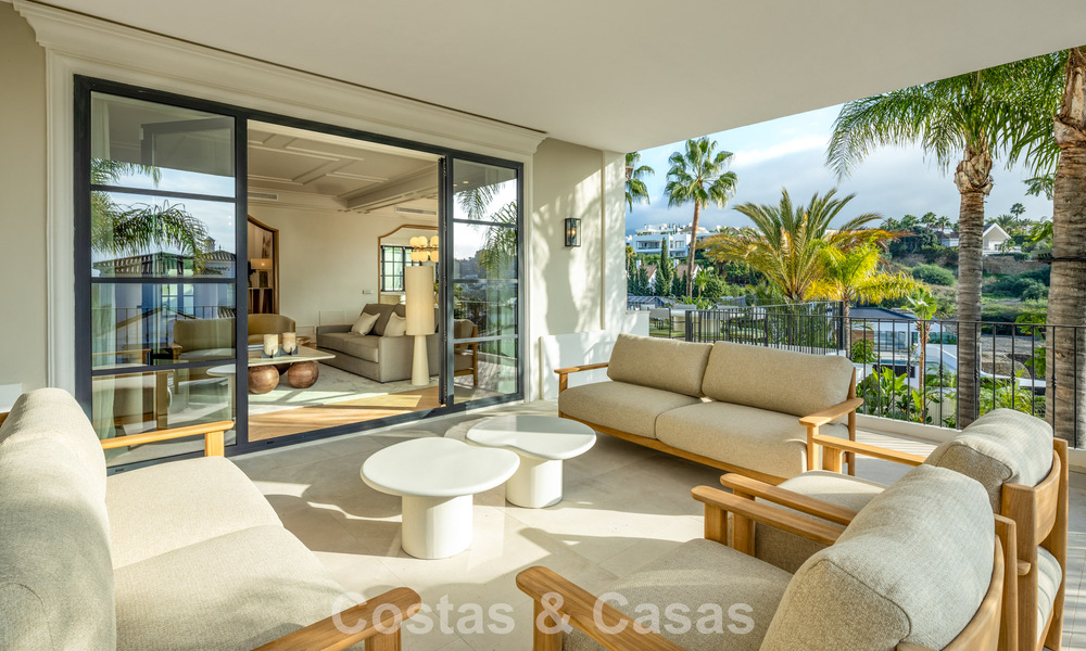 Villa lista para vivir con un estilo arquitectónico andaluz contemporáneo en venta en el valle del golf de Nueva Andalucía, Marbella 773864