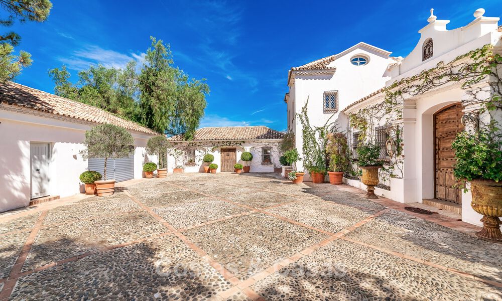 Encantadora villa de lujo en un hermoso terreno en venta rodeada de vegetación en El Madroñal, Benahavis - Marbella 774131