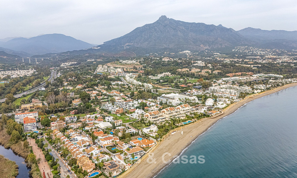 Lista para entrar a vivir, villa moderna de nueva construcción en venta a un paso de la playa en la Milla de Oro de Marbella 774310