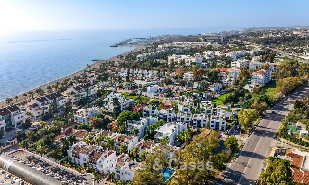 Lista para entrar a vivir, villa moderna de nueva construcción en venta a un paso de la playa en la Milla de Oro de Marbella 774337