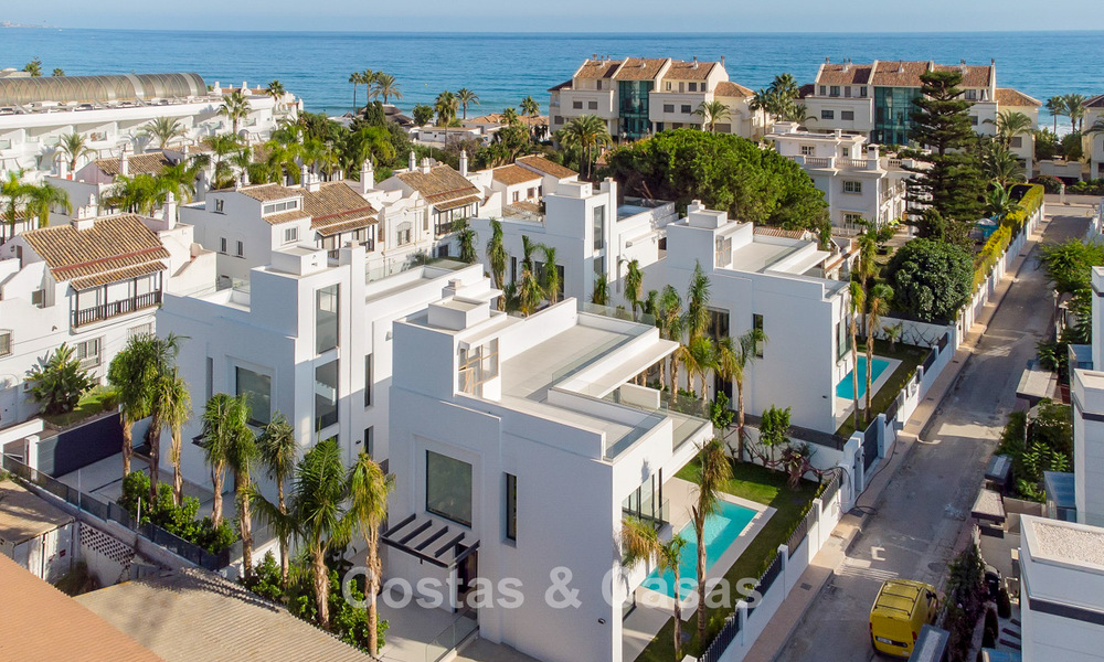 Lista para entrar a vivir, villa moderna de nueva construcción en venta a un paso de la playa en la Milla de Oro de Marbella 774338