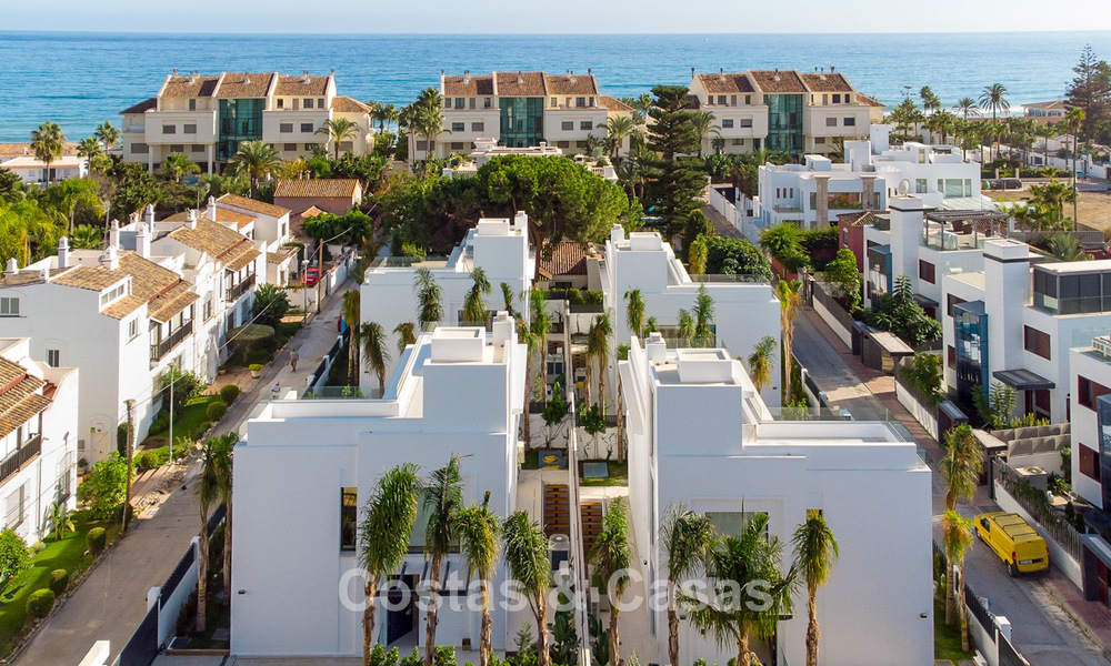 Lista para entrar a vivir, villa moderna de nueva construcción en venta a un paso de la playa en la Milla de Oro de Marbella 774339