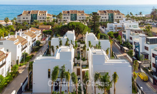 Lista para entrar a vivir, villa moderna de nueva construcción en venta a un paso de la playa en la Milla de Oro de Marbella 774339 