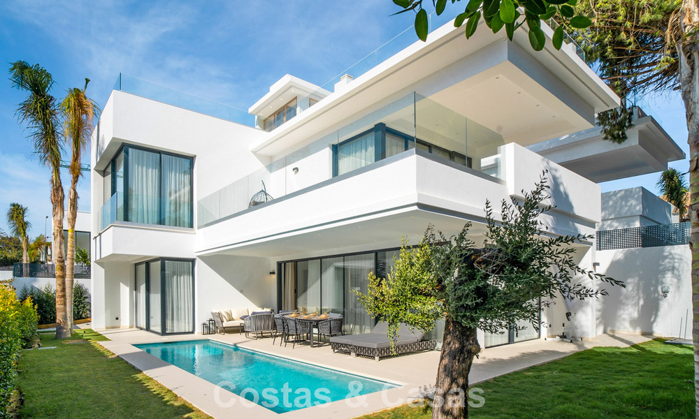 Lista para entrar a vivir, villa moderna de nueva construcción en venta a un paso de la playa en la Milla de Oro de Marbella 774340