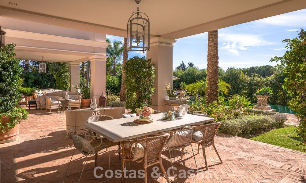 Impresionante villa de lujo en venta en una prestigiosa urbanización a poca distancia de la playa en Guadalmina Baja, Marbella 773931