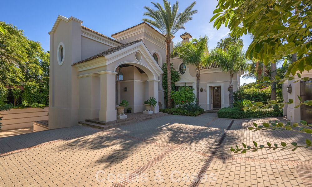 Impresionante villa de lujo en venta en una prestigiosa urbanización a poca distancia de la playa en Guadalmina Baja, Marbella 773938