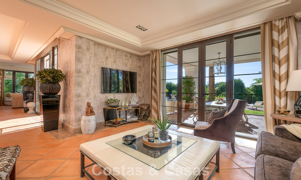 Impresionante villa de lujo en venta en una prestigiosa urbanización a poca distancia de la playa en Guadalmina Baja, Marbella 773948