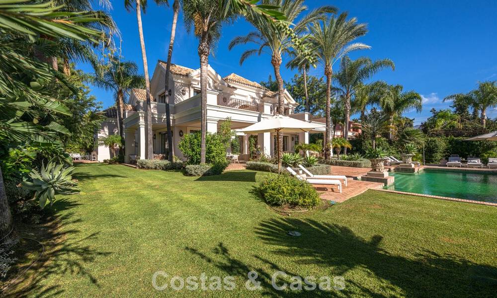 Impresionante villa de lujo en venta en una prestigiosa urbanización a poca distancia de la playa en Guadalmina Baja, Marbella 773967