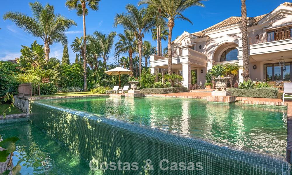 Impresionante villa de lujo en venta en una prestigiosa urbanización a poca distancia de la playa en Guadalmina Baja, Marbella 773970