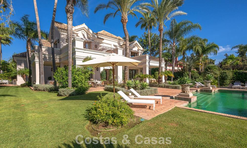 Impresionante villa de lujo en venta en una prestigiosa urbanización a poca distancia de la playa en Guadalmina Baja, Marbella 773978