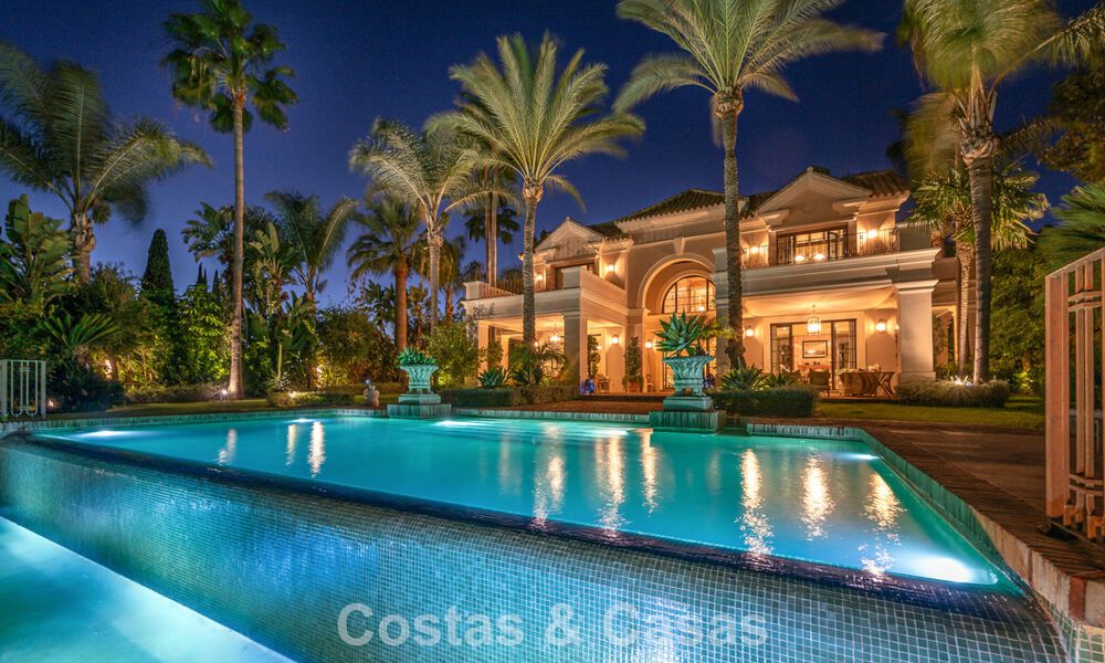 Impresionante villa de lujo en venta en una prestigiosa urbanización a poca distancia de la playa en Guadalmina Baja, Marbella 773979