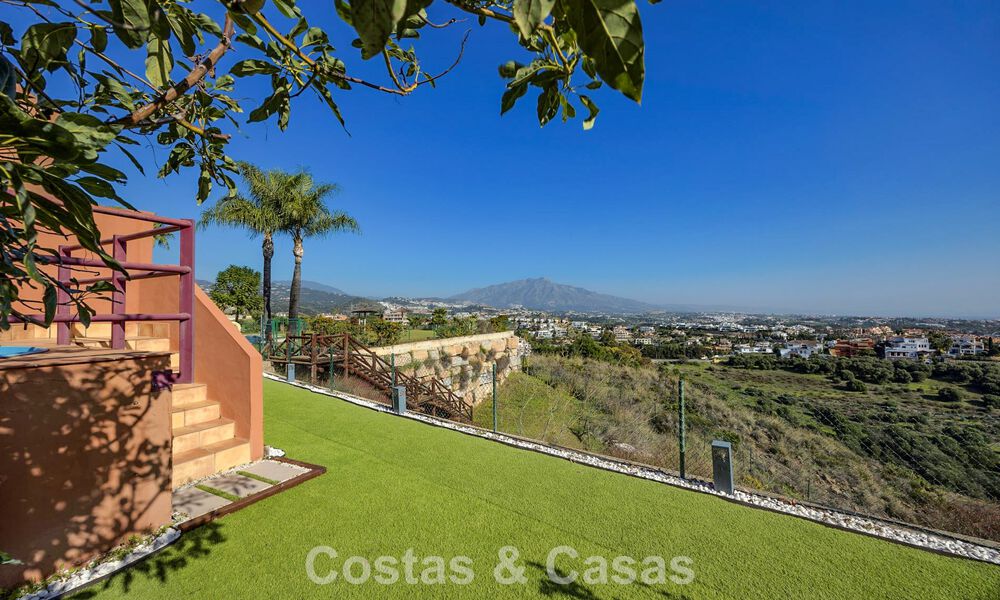 Casa semi adosada con jardín privado y vistas panorámicas en venta en Benahavis - Marbella 774162