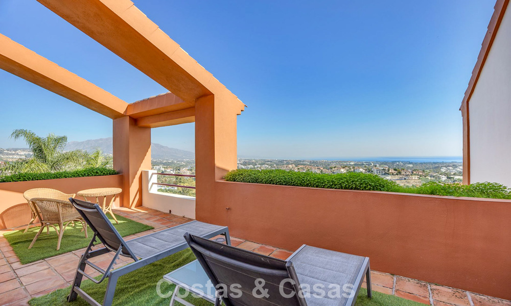 Casa semi adosada con jardín privado y vistas panorámicas en venta en Benahavis - Marbella 774178