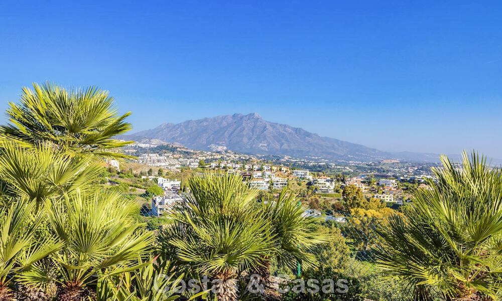 Casa semi adosada con jardín privado y vistas panorámicas en venta en Benahavis - Marbella 774179